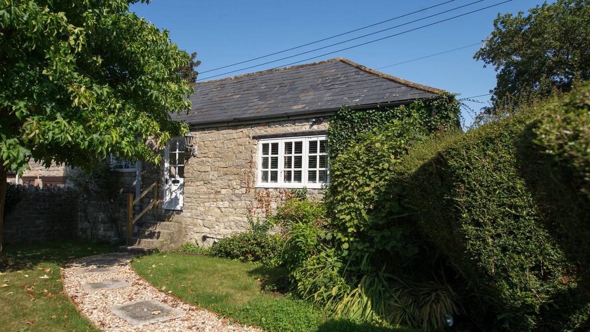 Mudford House | Old Stone Gardeners Cottage in Somerset with peaceful secluded garden