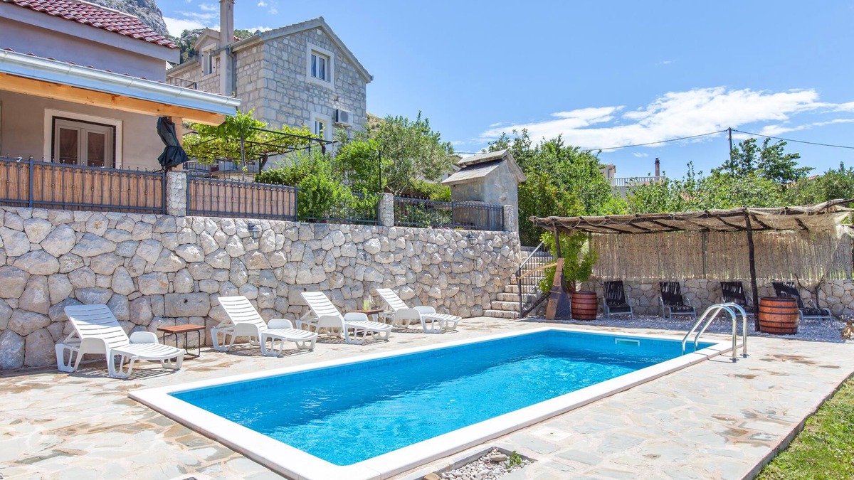 Borak House | old stone house Lelas