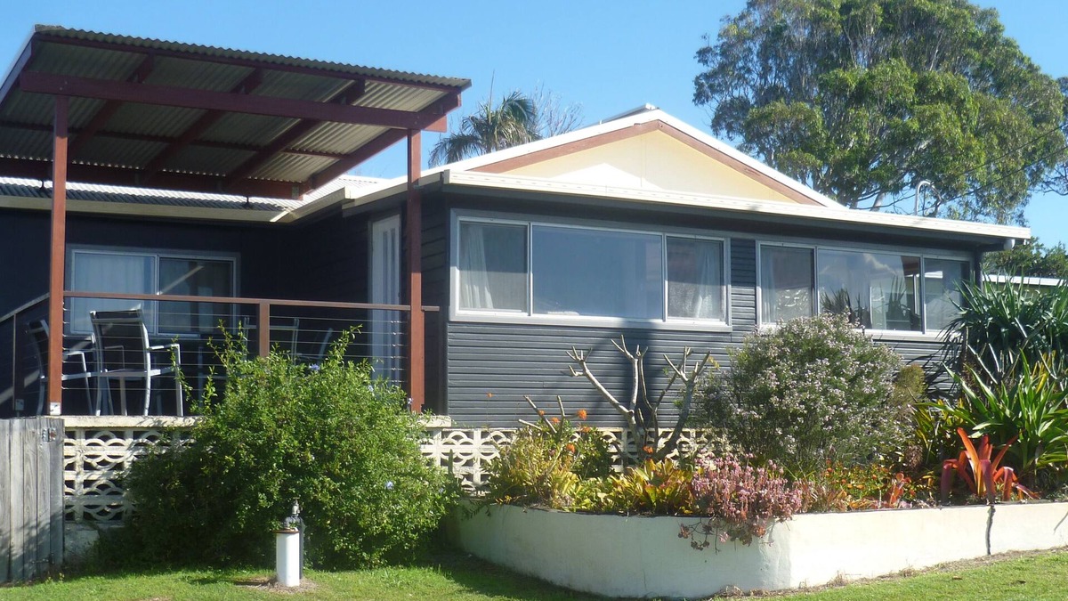 Red Rock House | Old style beach house with views of the river joining the ocean