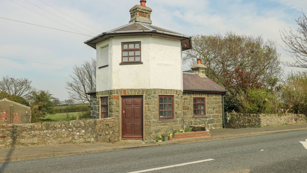 Malltraeth Cottage | OLD TOLLGATE, pet friendly, character holiday cottage in Llangefni