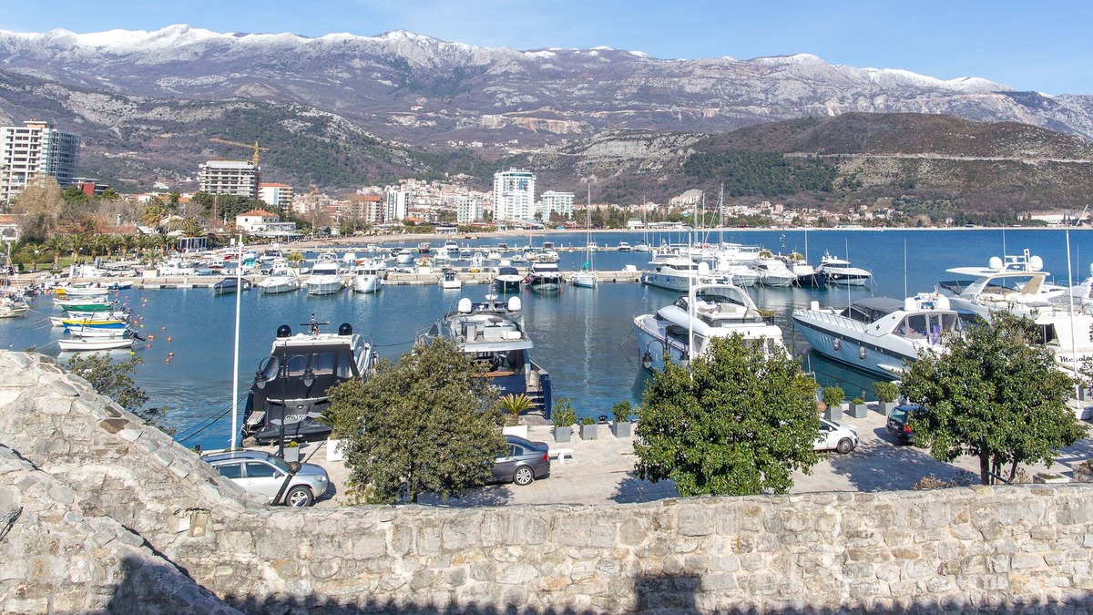 Old Town Apartment | Old town 1-bdrm apt w/balcony + sea view