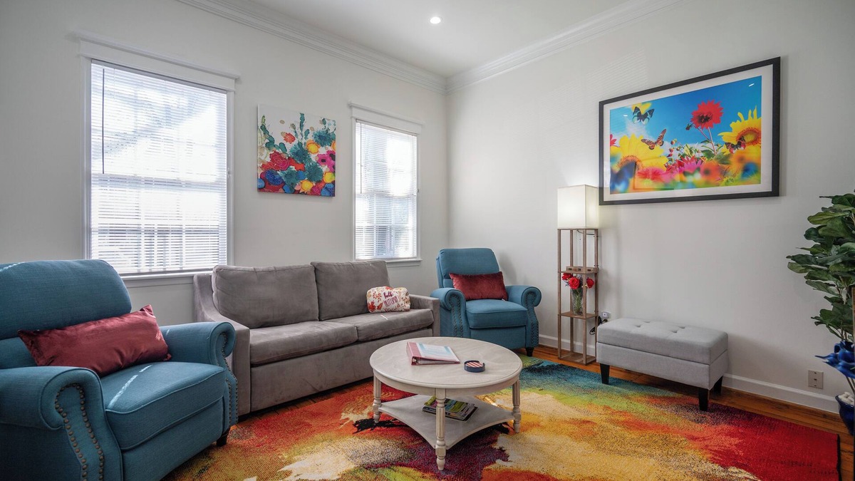 Old Town Alexandria House | Old Town Alexandria King St Historic Plaque Townhome Pet Friendly 99% Walk Score
