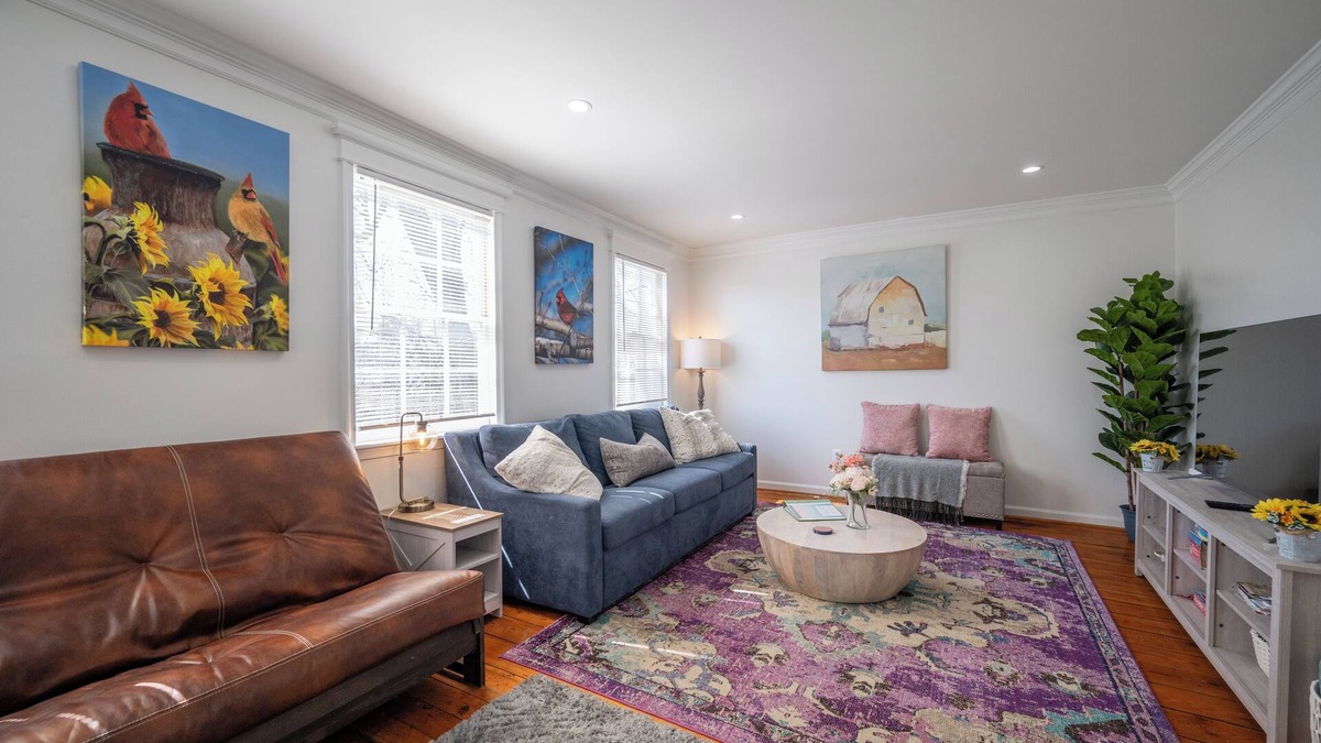 Old Town Alexandria House | Old Town Alexandria King St Historic Off Street Parking 99% Walk Score Suite