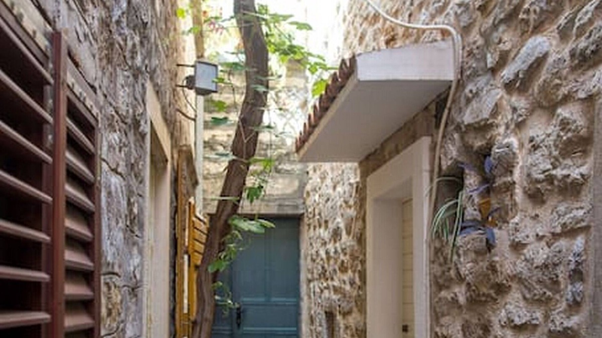 Old Town Apartment | Old town apartment w/2 bedrooms nearby beach