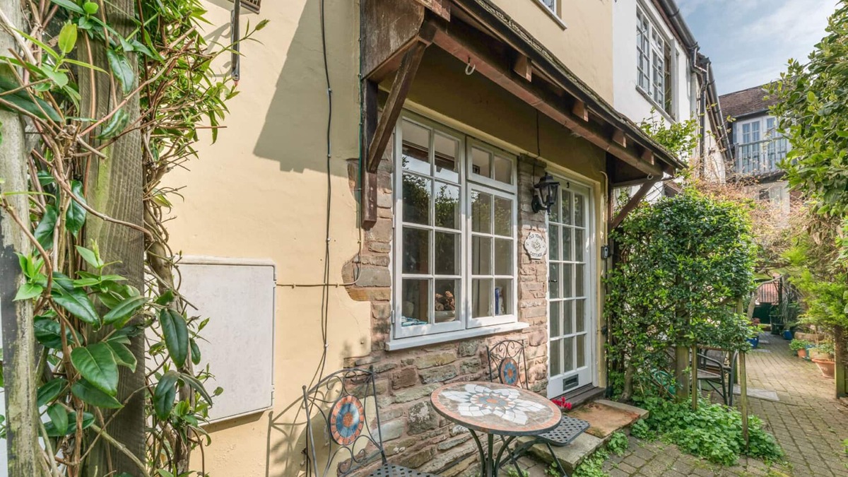 Ludwel Cottage | OLD TOWN COTTAGE, romantic, character holiday cottage in Ludlow