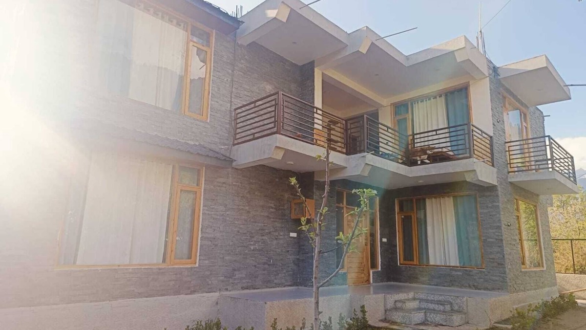 Old Manali Cottage | Old Town Manali Homestay, Cozy Room with Apple Orchard & Mountain Views