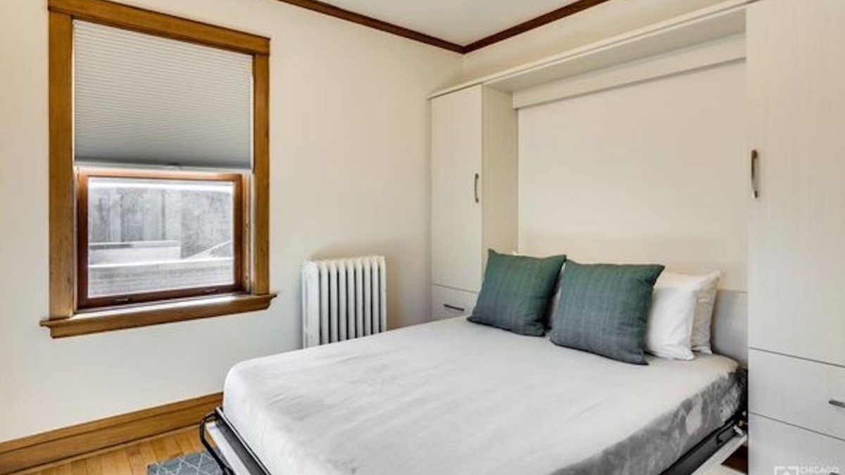 Old Town Triangle Condo | Old town vintage 2 bedroom