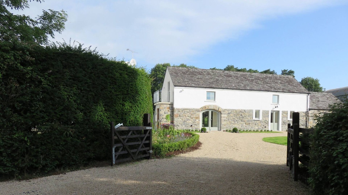 Woodford House | OLD VILLAGE BARN, pet friendly in Woodford, County Galway