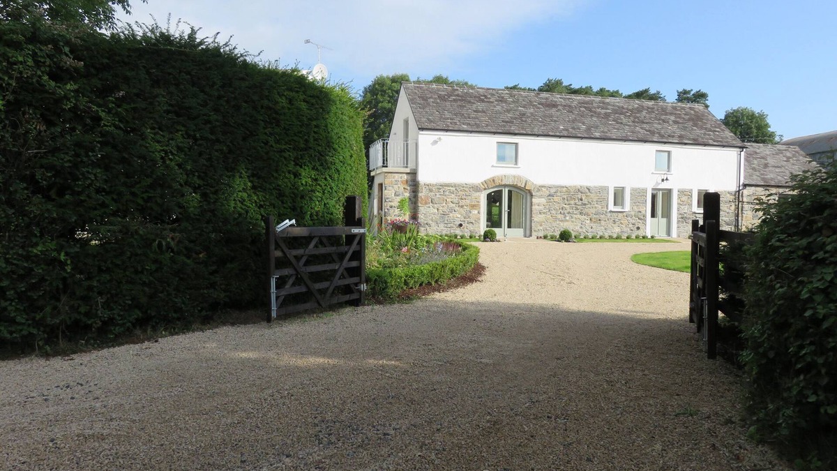 Woodford Cottage | OLD VILLAGE BARN, pet friendly in Woodford, County Galway