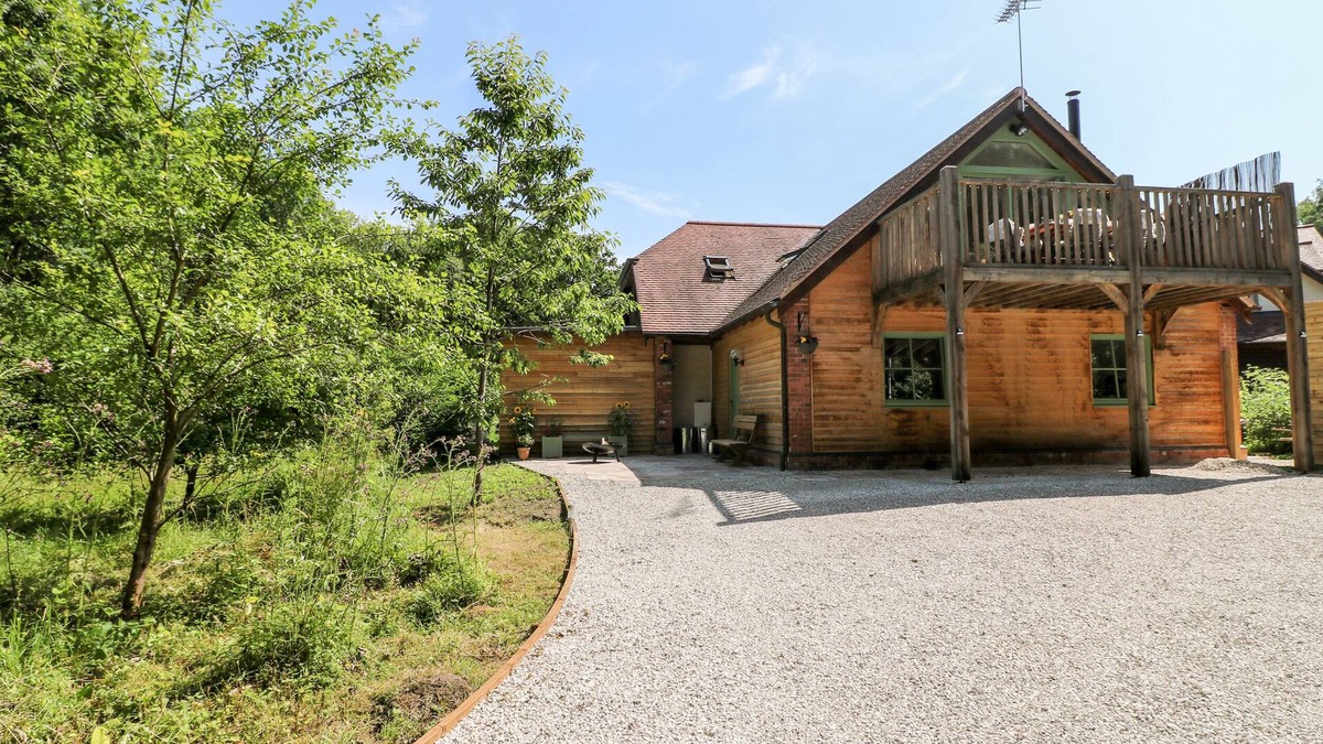 Lincoln Cottage | OLD WOOD COACH HOUSE, pet friendly, with open fire in Skellingthorpe
