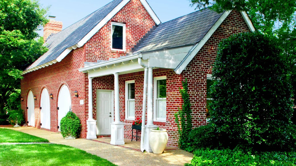 Northwest Villa | Old-World Retreat at 1860s Manor: Luxury Amenities - Tennis Court & Nature Trail