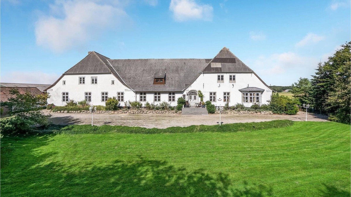 Tonder House | Older property in a rural setting with views of the water tower in Tønder.