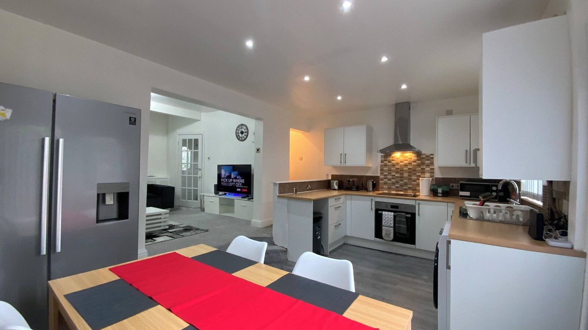 Failsworth Apartment | Oldham Home Free Parking 3bed 1bath