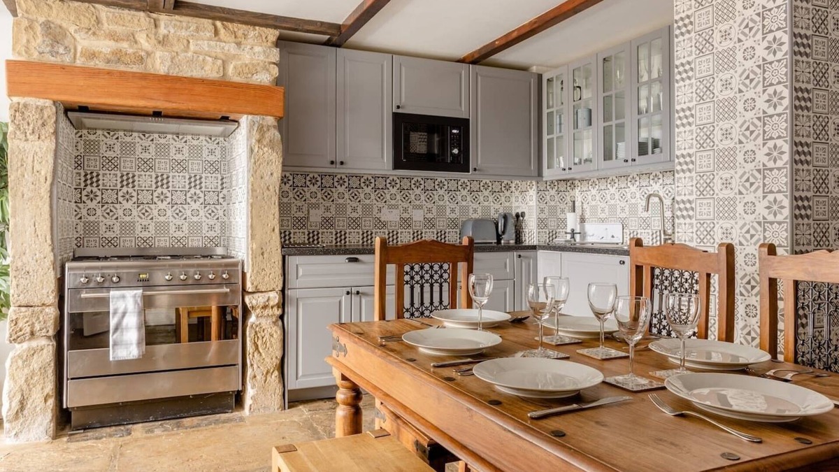 Oakworth Apartment | OldMill-2Bed-Sleeps6-HotTub-PrivateGarden