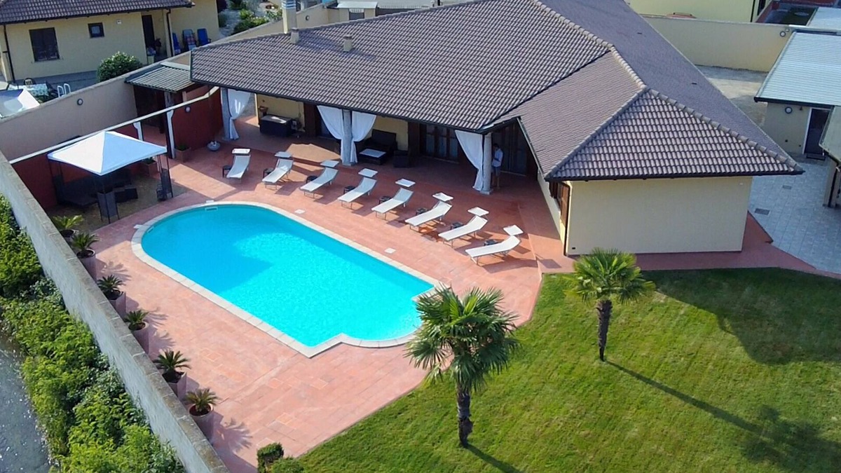 Casaleggio Novara Villa | Oleggio Castello: Living Fashion - Villa Cometa a place of relax in style
