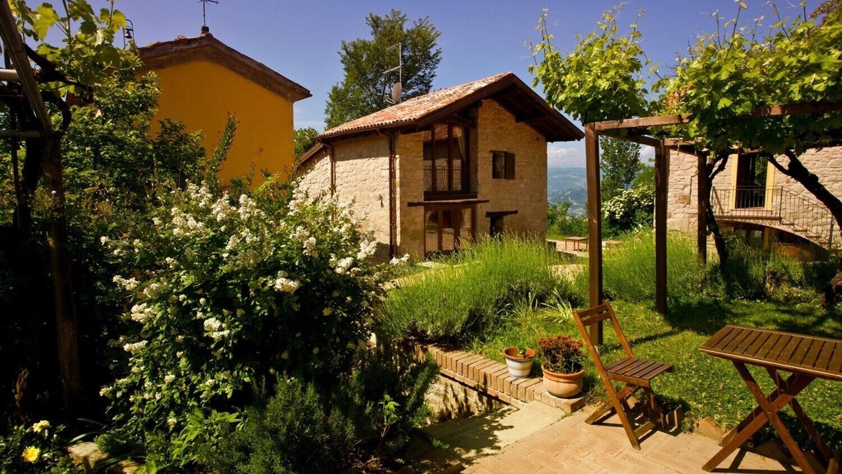 Grizzana Morandi House | Olimpia - Spacious stone villa with private terrace overlooking the pool