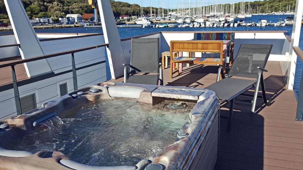 Pula Boat Rental | OLIVA HOUSE BOAT - Unique Experience near Beaches, Amenities, Fun and History