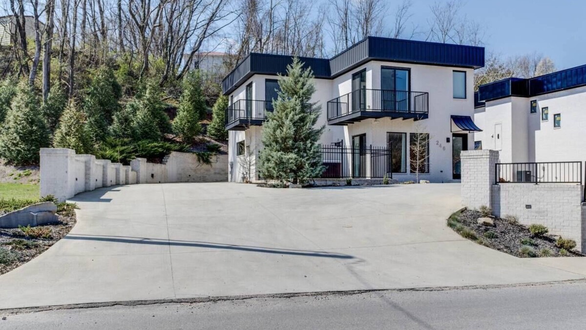 McMinnville House | Olive Branch Villa by the river