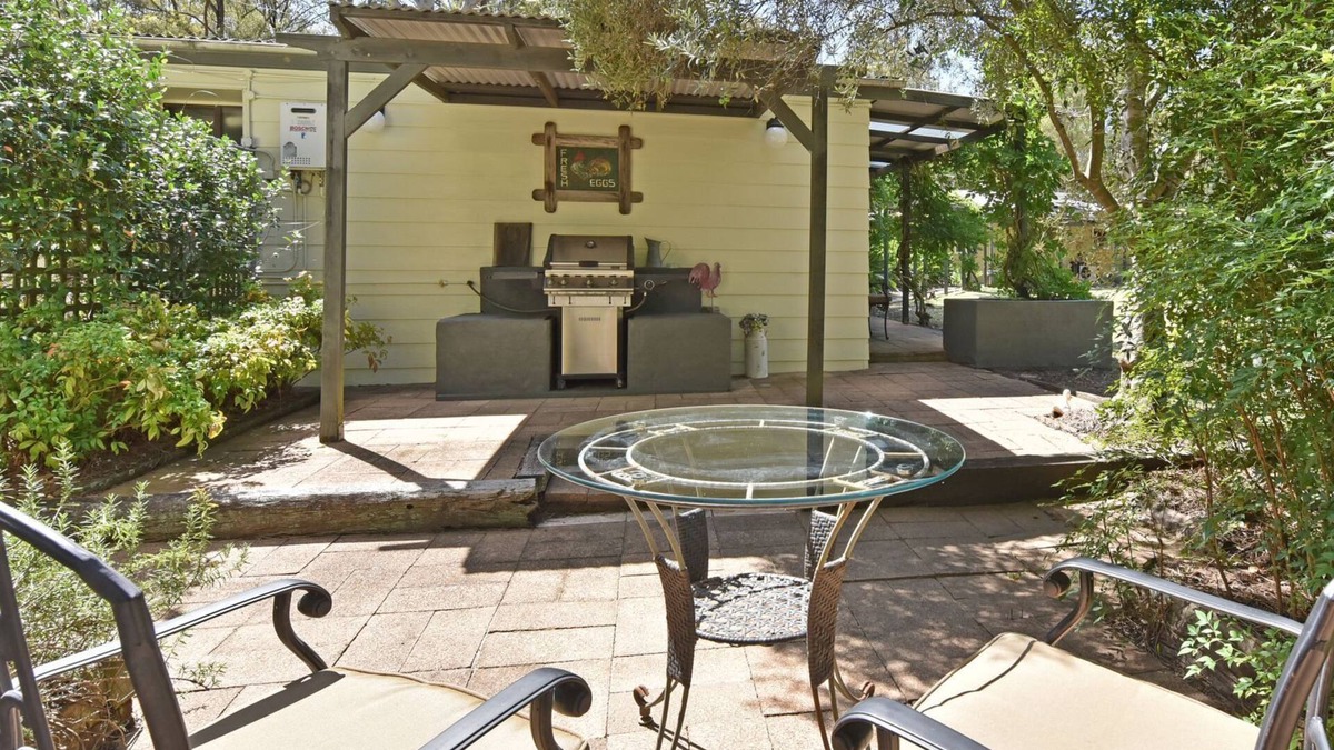 Pokolbin Cabin | Olive Grove 1 Studio with share pool in Central Vineyards