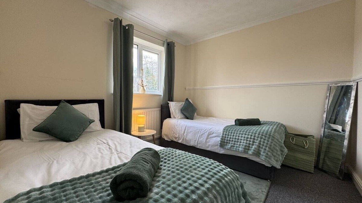 Swindon House | Olive House Long Stay Discounts Sleeps 8 Parking