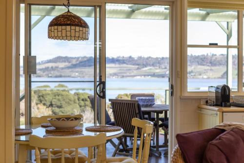 Windermere House | Olive's Cottage and Gardens - MESMERISING VIEWS