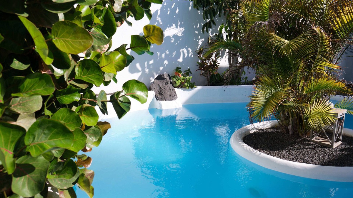 Geafond Villa | Olivia luxury villa with 3 bedrooms, 4 bathrooms and private heated pool