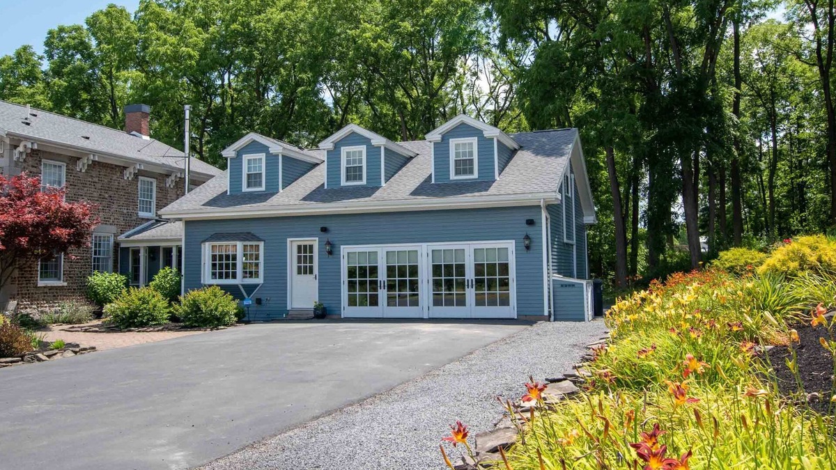 Town of Varick Cottage | Olver Farm Guest House : Park-Like Setting