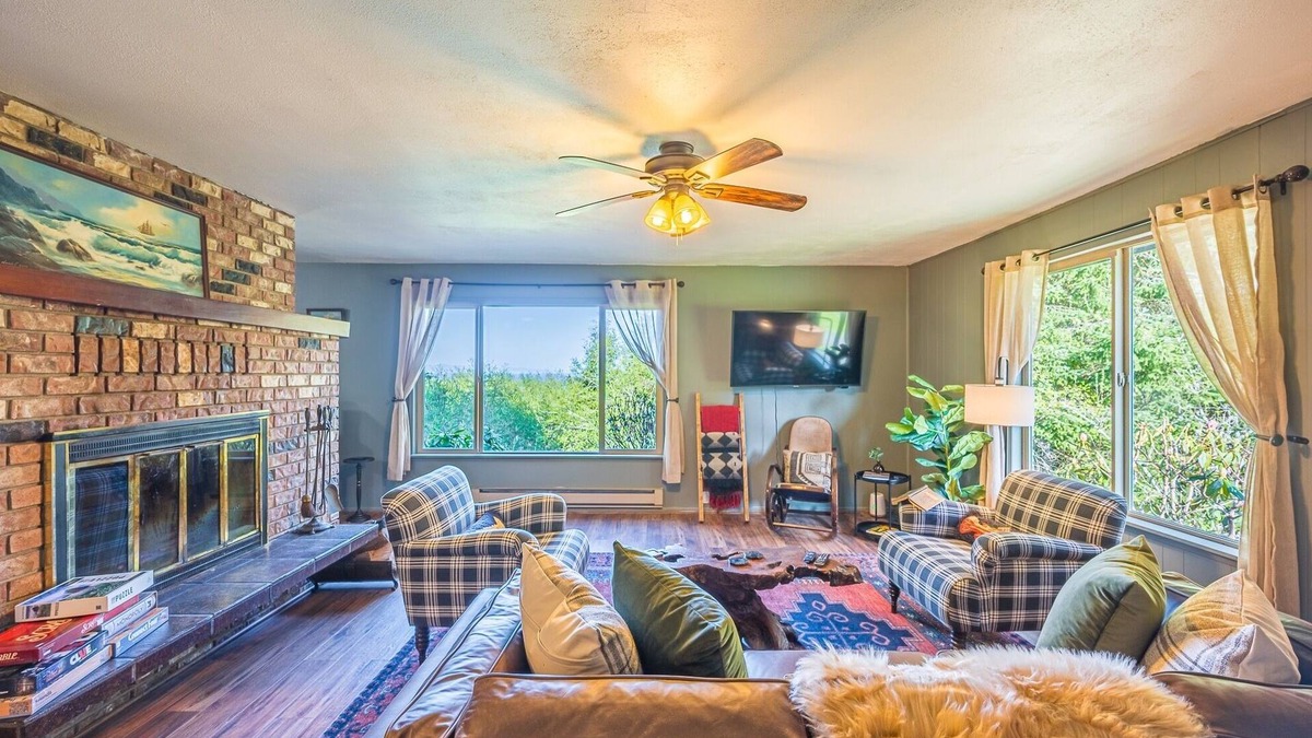 Sekiu House | Olympic Retreat:3 BR, detached cottage & hot tub close to Olympic National Park!