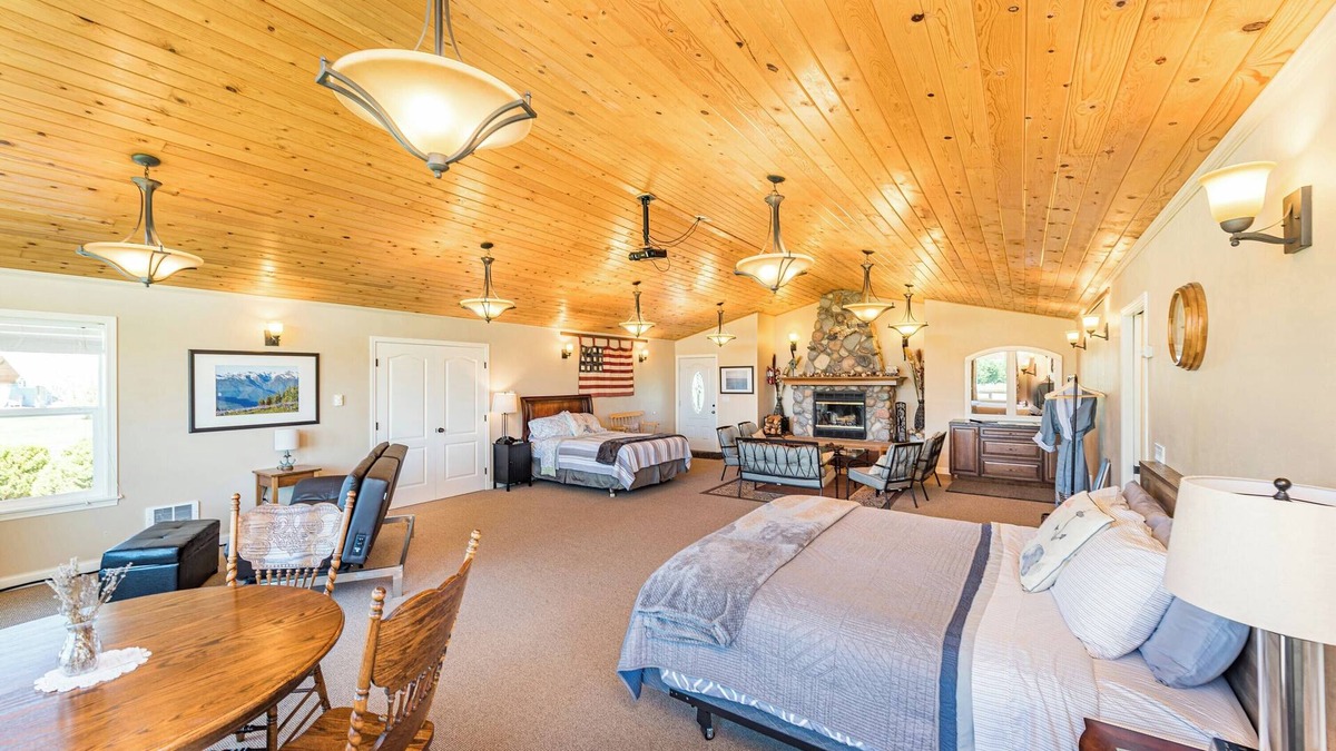 Sequim Cabin | Olympic View room - King, Queen, full kitchen, Hot tub