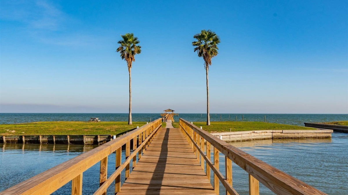 Sailhouse Condo | Oma's Place | Lighted Pier and Pool Access!