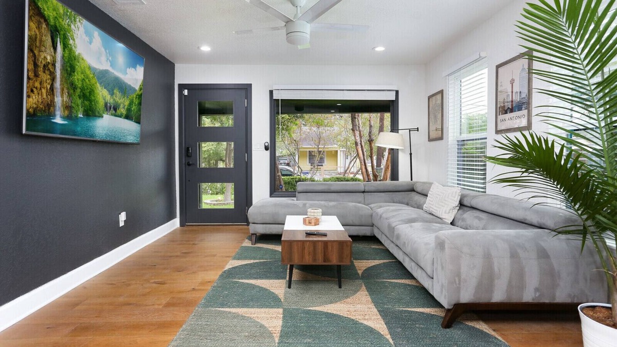 Tobin Hill House | OMG! Private Pool and Hot Tub Paradise! * 4/3 Beautiful Entire House * The Pearl & Downtown Attract