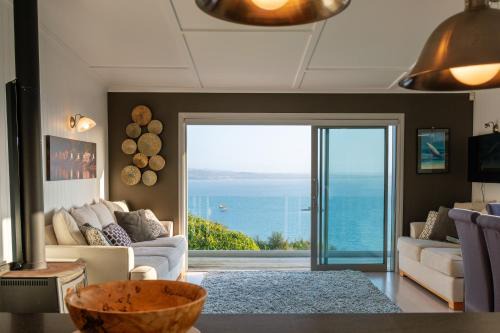 Omiha Villa | Omiha Oasis with seaviews and spa pool