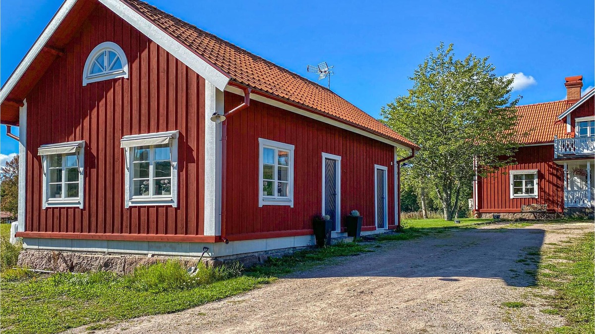 Tranas House | On a farm with goats, horses and a small lake welcomes you this cozy cottage.