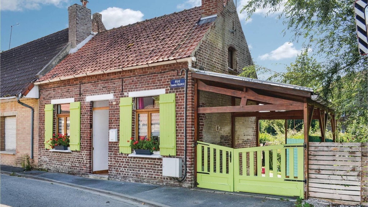 Arques House | On a riverbank just a few minutes from the city center, this charming vacation home opens its doors