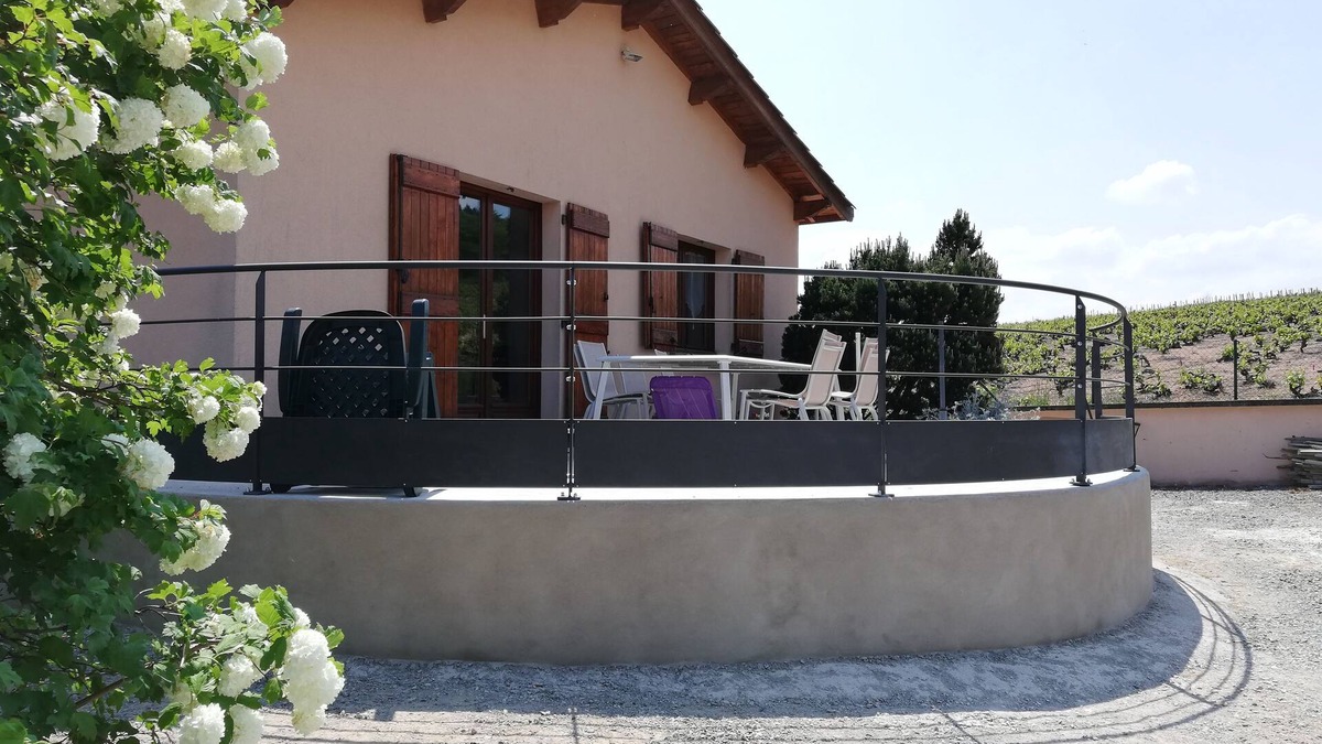 Odenas Cottage | On a viticultural estate