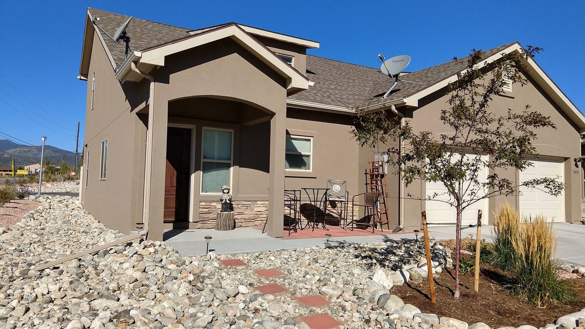 Poncha Springs House | On Bike Path, Walk to Coffee/Brewery, Room For Your Family, BBQ Grill on Porch