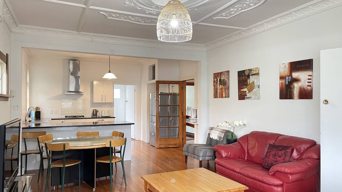Johnsonville House | on bus route, handy location