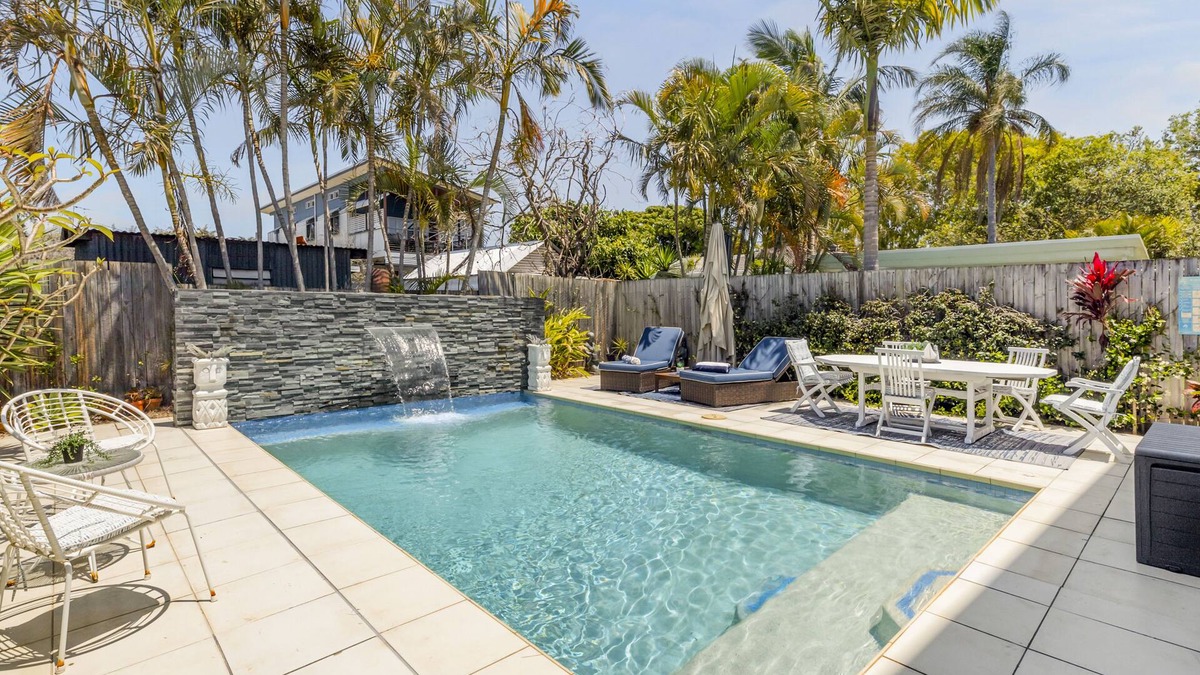 Lota Apartment | On Esplanade own 2 bedroom flat & pool, close to Manly cafe precinct