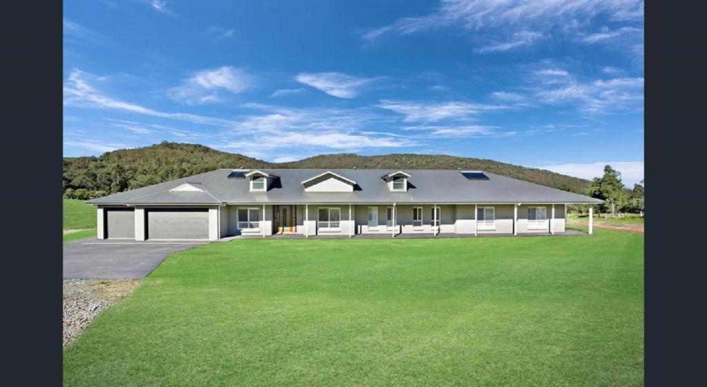 Paterson House | ON Keppies - BnB - Family Farm & Wedding Guest Accommodation Paterson NSW