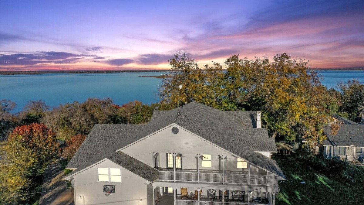 Lake Whitney House | On Lake~Retreats~Brand New Kitchen~Game Room~Pets