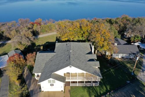 Lake Whitney House | On Lake Retreats Family Gatherings Game Room Pets