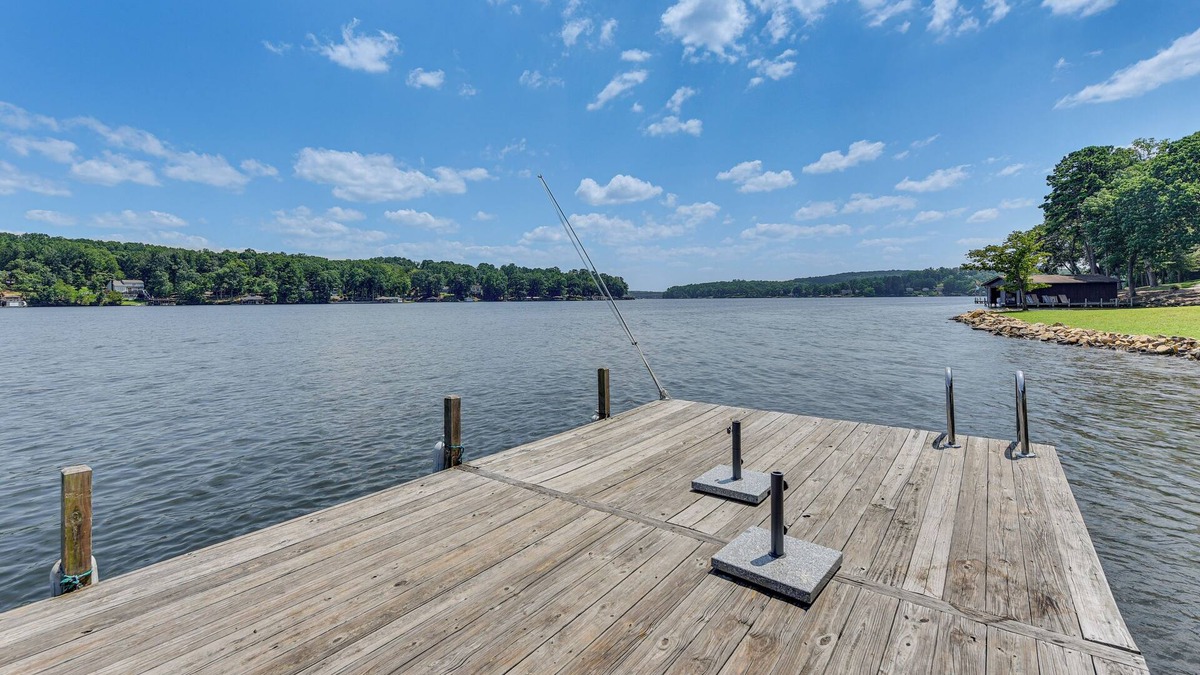 Albemarle House | On Lake Tillery: Spacious Home w/Screened Porch!