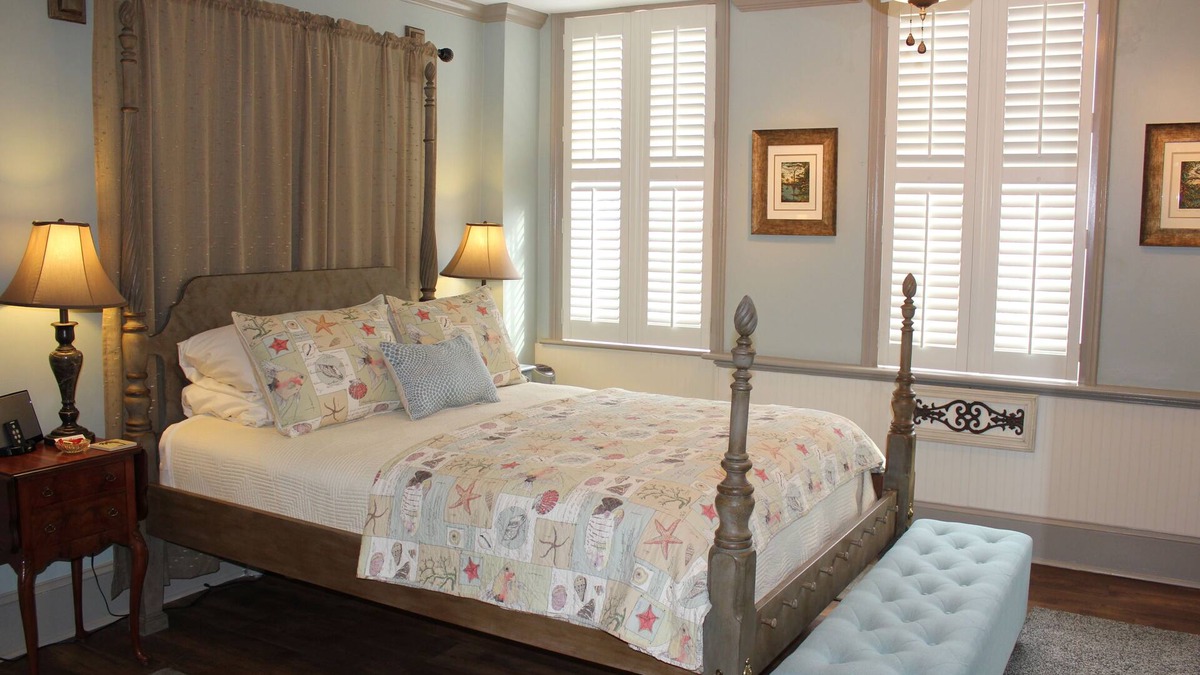 Charleston Historic District Apartment | ON MARKET STREET - EXCEPTIONAL LOCATION IN THE HEART OF HISTORIC DOWNTOWN!