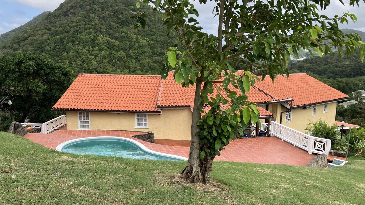 Trouya Villa | On Peninsula. Sea view, Beach 3 Min drive. Quiet neighborhood. Windjammer 4 m d