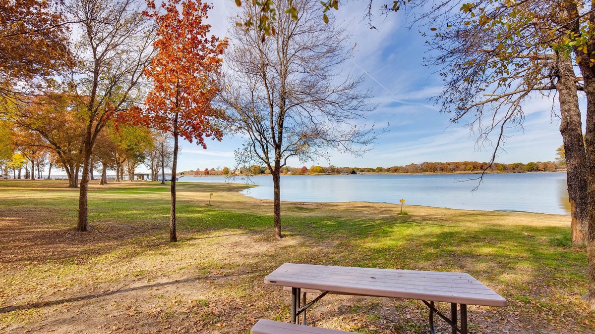 Cayuga Apartment | On-Site Fishing Pier: Pet-Friendly Kerens Cabin!