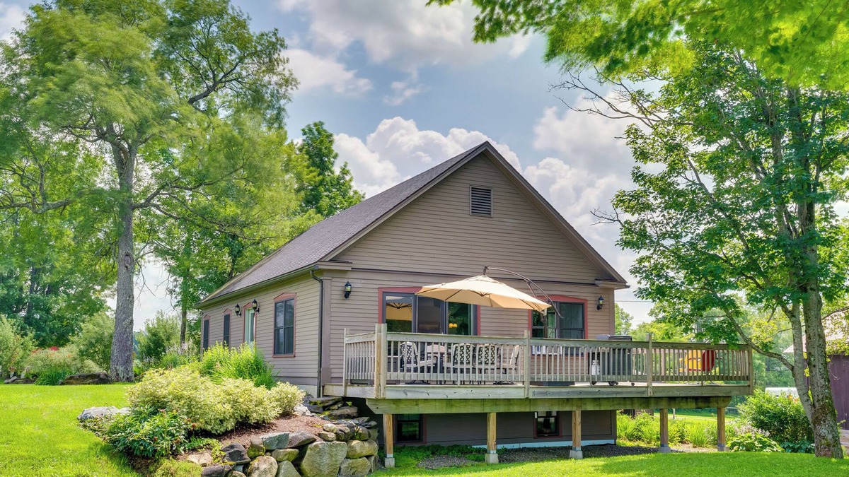 Hardwick House | On-Site VAST Hiking Trail: Hardwick Farmhouse!