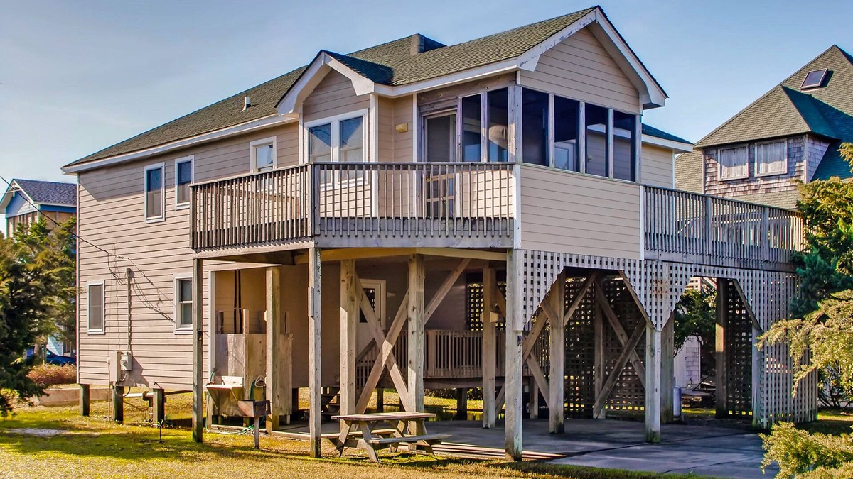 Waves House | On Special - Oceanside in Waves - Dog Friendly, Hot Tub, Game Room