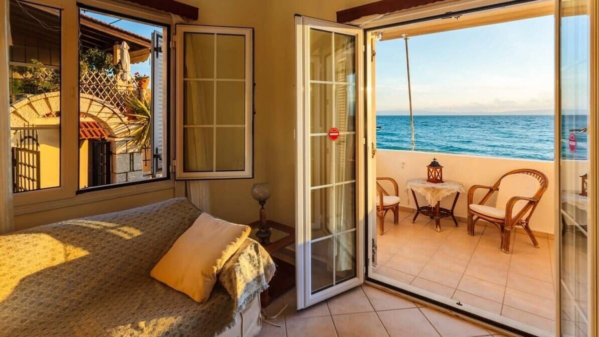 Akrogialion Apartment | On the Beach - Akroyali Family Lodging