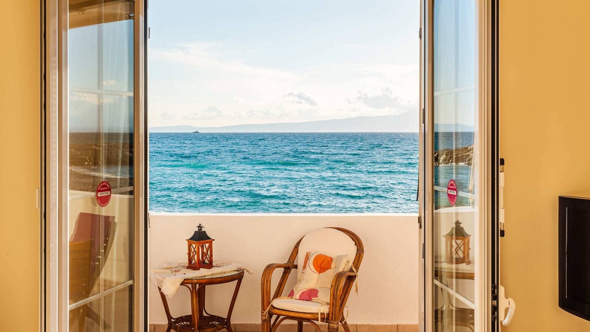 Akrogialion Apartment | On the Beach - Akroyali Family Home