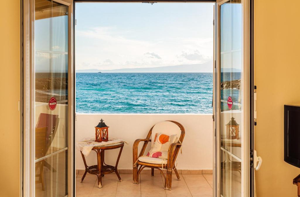 Akrogialion Apartment | On the Beach - Akroyali Family Home